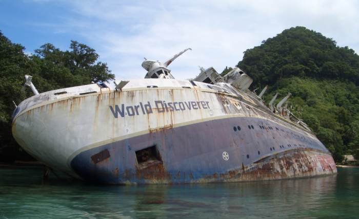 Catamaran abandoned on the way from queensland to new caledonia